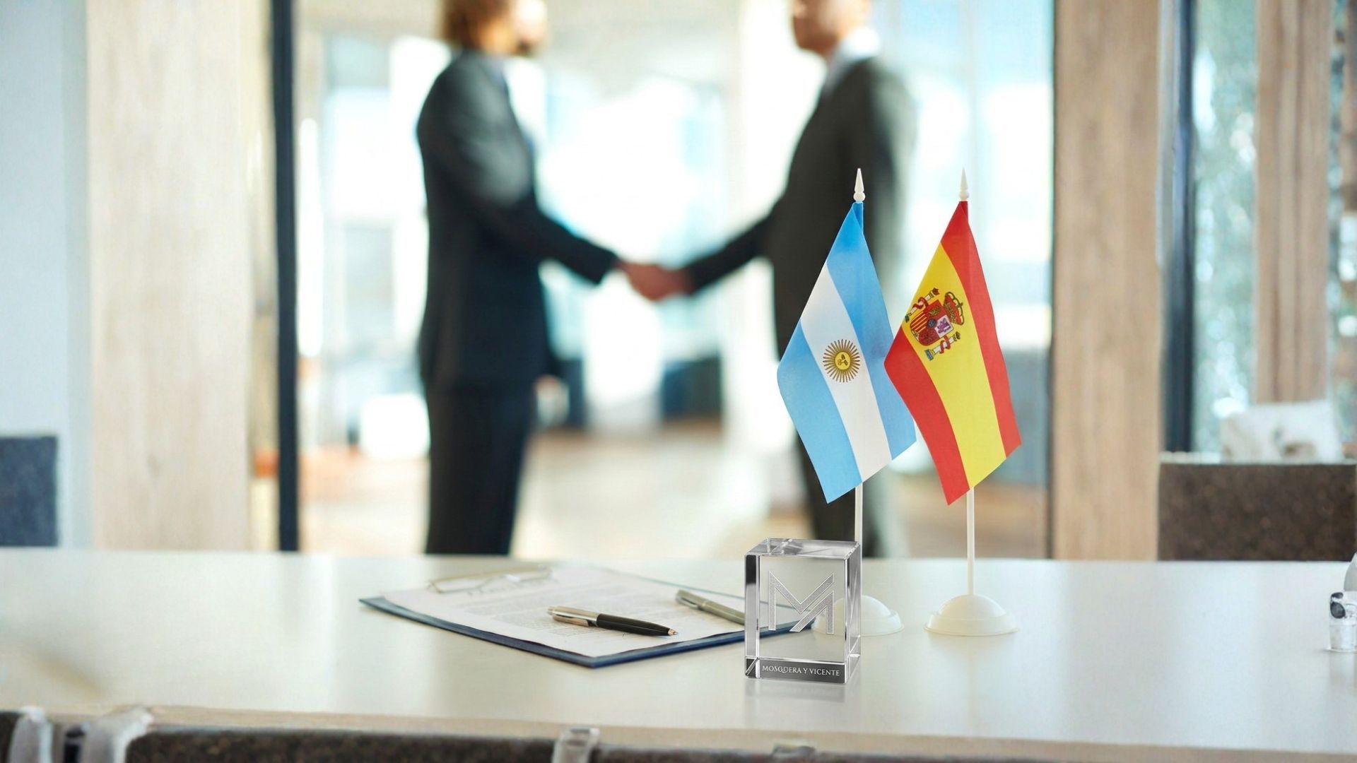 Gestión legal de transferencias internacionales y herencias entre Argentina y España, con enfoque en seguridad jurídica, coordinación y planificación patrimonial.