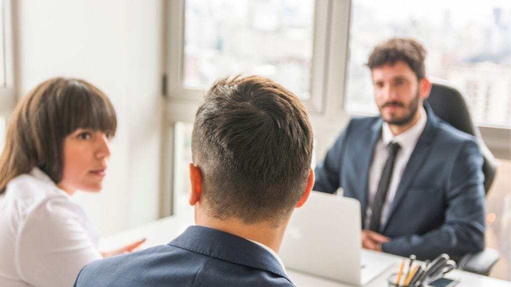 Reuni&oacute;n de asesoramiento laboral entre profesionales y cliente para evaluar las condiciones reales de trabajo y determinar la existencia de una relaci&oacute;n laboral encubierta.